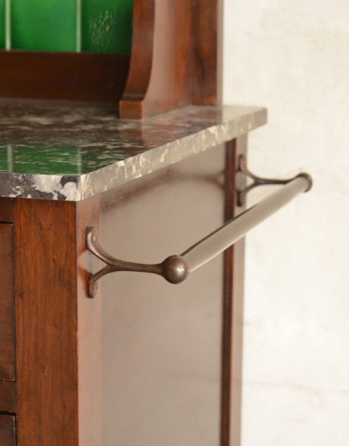 アンティークのキャビネット　アンティーク家具　英国アンティーク家具、木目もグリーンのタイルも美しいウォッシュハンドスタンド（チェスト）。サイドにはタオルバーがあります。(q-682-f)