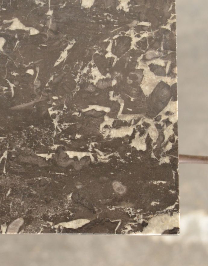 アンティークのキャビネット　アンティーク家具　英国アンティーク家具、木目もグリーンのタイルも美しいウォッシュハンドスタンド（チェスト）。落ち着いた色合いなのでお部屋にも馴染みやすいです。(q-682-f)