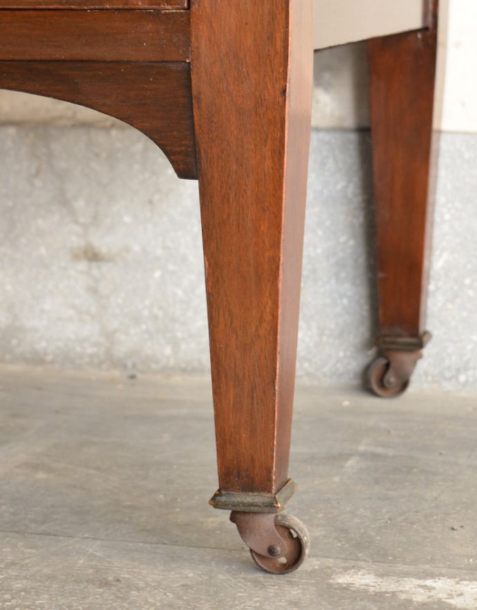 アンティークのキャビネット　アンティーク家具　英国アンティーク家具、木目もグリーンのタイルも美しいウォッシュハンドスタンド（チェスト）。脚にキャスターが付いているので、移動もラクラク！きちんと調整したので、新しいものと比べるとスムーズではありませんが、ちゃんと動きます。(q-682-f)