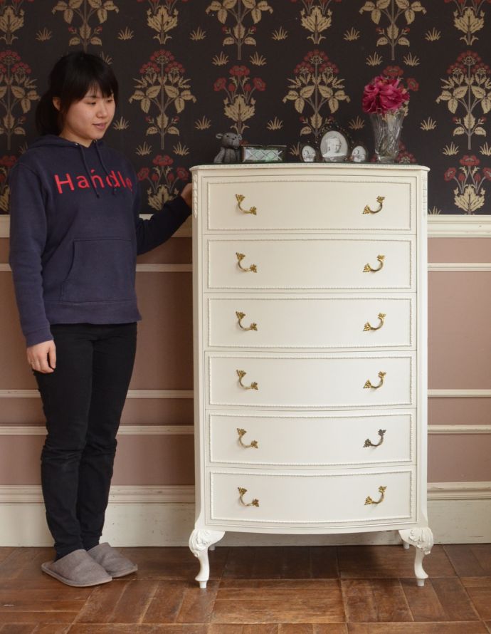 アンティークのチェスト　アンティーク家具　憧れのアンティークのフレンチ家具、真っ白な6段チェスト 。華があって、ドールハウスにあるような可愛いデザイン。(q-684-f)