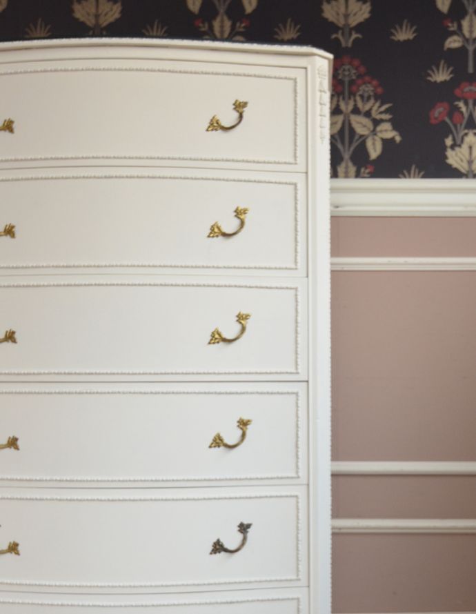 アンティークのチェスト　アンティーク家具　憧れのアンティークのフレンチ家具、真っ白な6段チェスト 。引き出しが6杯あるので、細々したものを収納できます。(q-684-f)