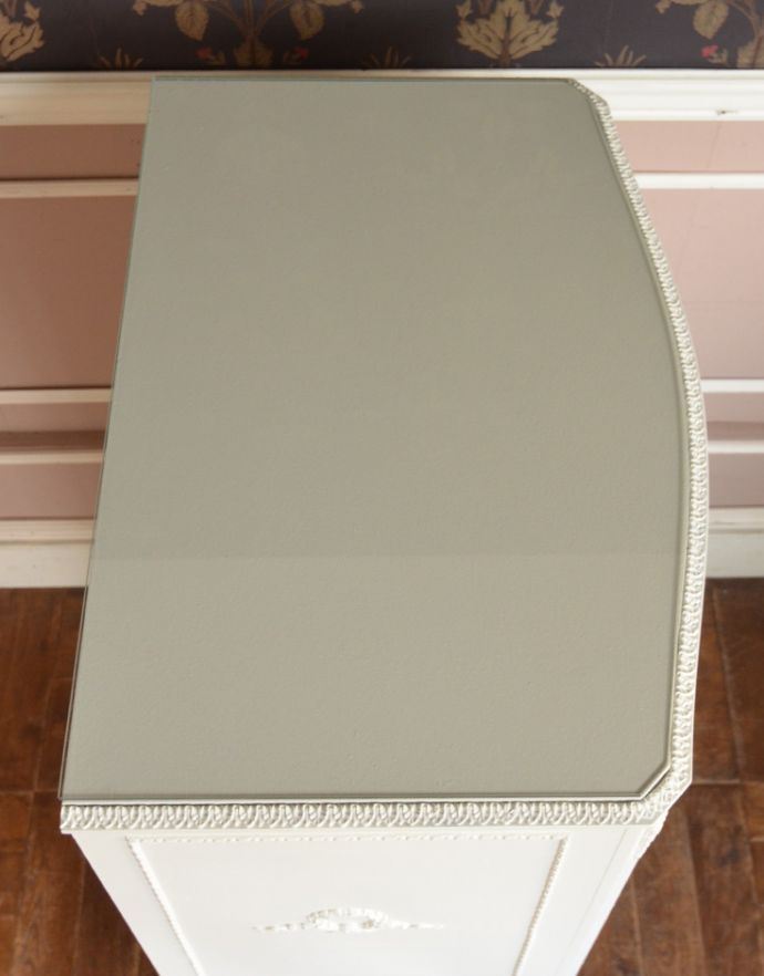 アンティークのチェスト　アンティーク家具　憧れのアンティークのフレンチ家具、真っ白な6段チェスト 。天板もとてもキレイにペイントされています。(q-684-f)