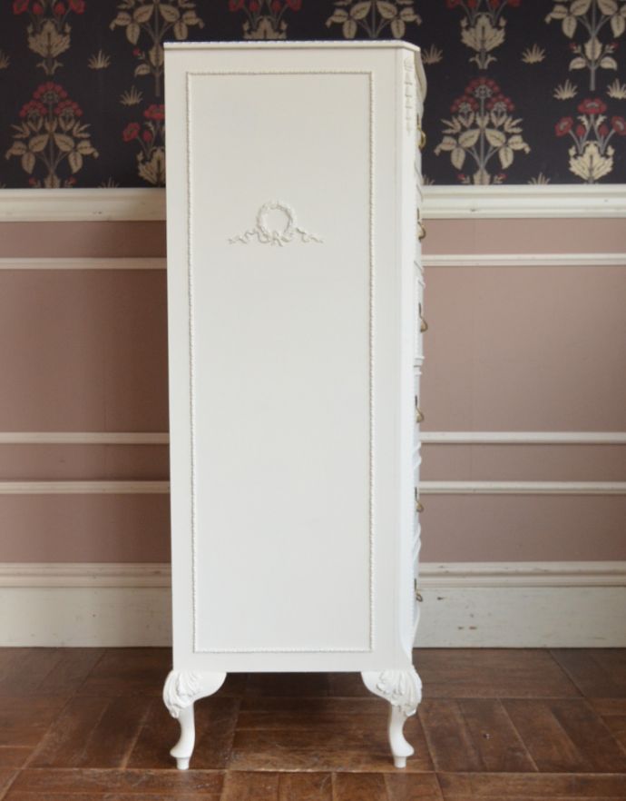 アンティークのチェスト　アンティーク家具　憧れのアンティークのフレンチ家具、真っ白な6段チェスト 。サイドにも可愛い飾り。(q-684-f)