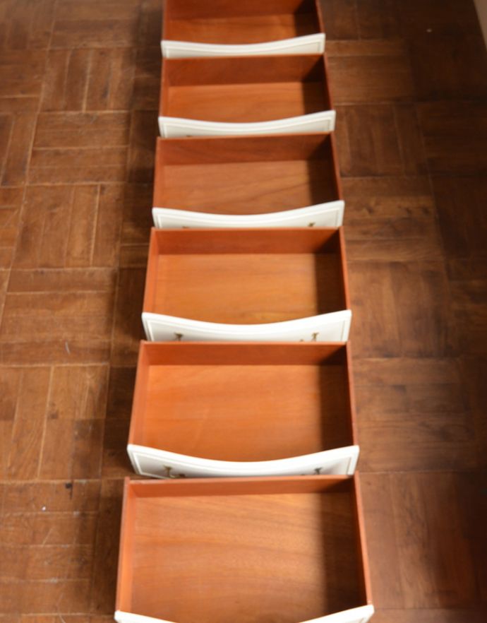 アンティークのチェスト　アンティーク家具　憧れのアンティークのフレンチ家具、真っ白な6段チェスト 。引き出しは全部で6杯です。(q-684-f)