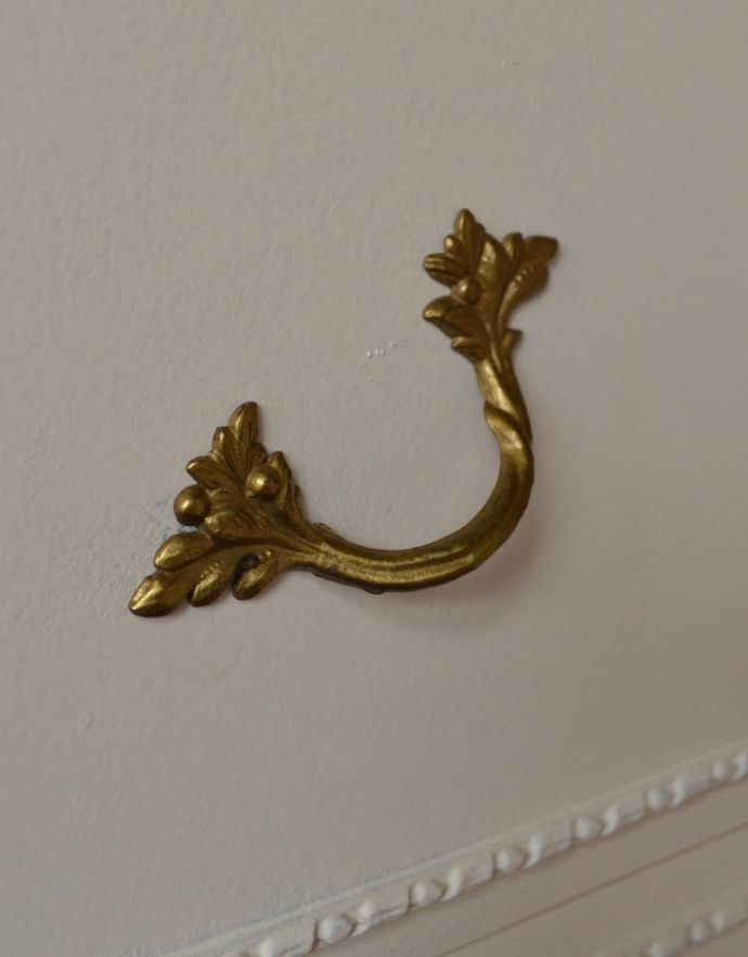 アンティークのチェスト　アンティーク家具　憧れのアンティークのフレンチ家具、真っ白な6段チェスト 。引き出しの取っ手は蔦のような凝ったデザイン。(q-684-f)