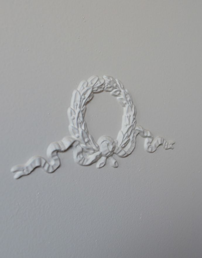 アンティークのチェスト　アンティーク家具　憧れのアンティークのフレンチ家具、真っ白な6段チェスト 。リースがモチーフの装飾。(q-684-f)