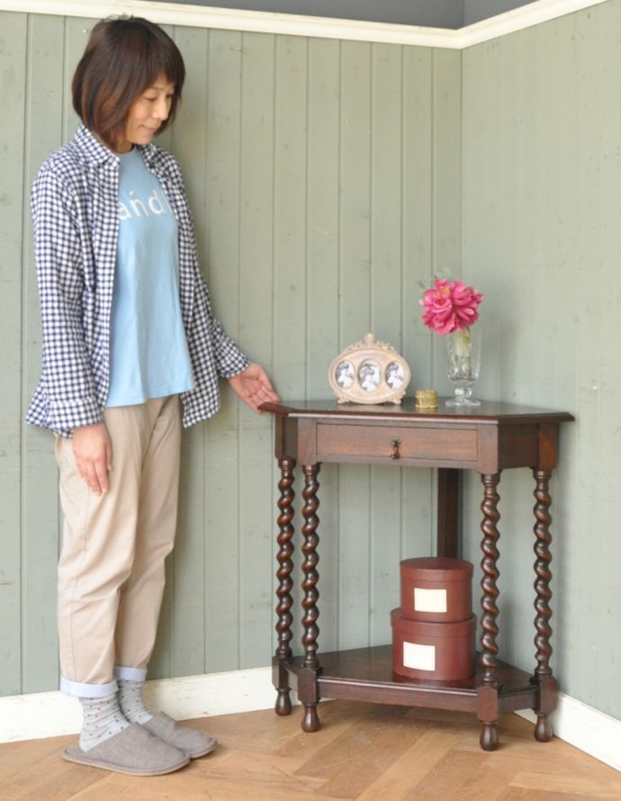 ロイドテーブル アンティーク家具 アンティークの英国家具、ツイスト脚が美しいオーク材のコーナーホールテーブル。お部屋の角にすっぽり収まるコーナーテーブル!コーナーのオシャレにいかが?(モデルの身長は163cmです)。(q-687-f)