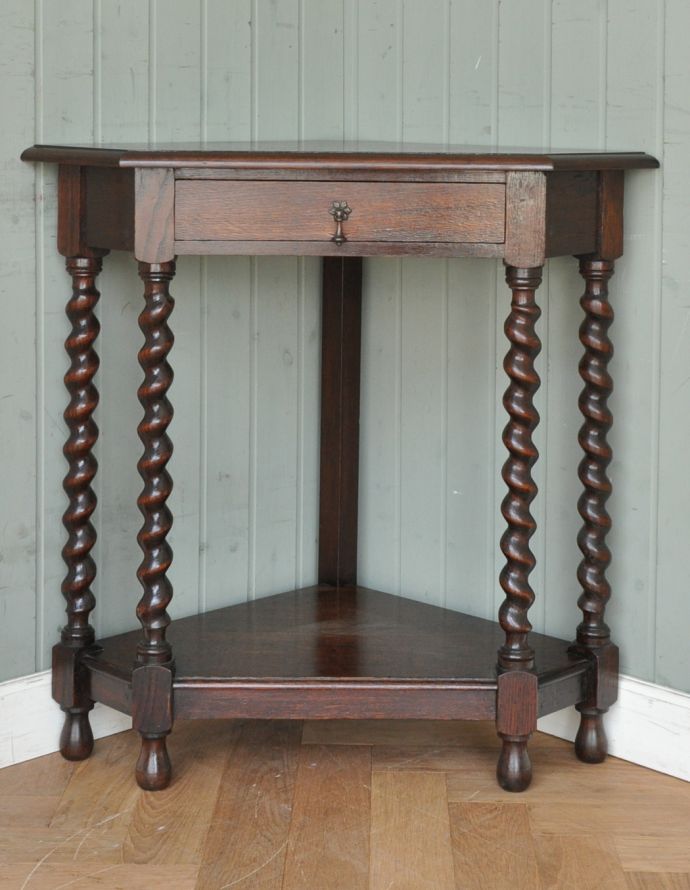 ロイドテーブル アンティーク家具 アンティークの英国家具、ツイスト脚が美しいオーク材のコーナーホールテーブル。細くて繊細なラインが美しい脚。(q-687-f)