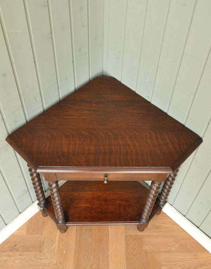 ロイドテーブル アンティーク家具 アンティークの英国家具、ツイスト脚が美しいオーク材のコーナーホールテーブル。きちんとお直ししているので、天板もキレイな状態です。(q-687-f)