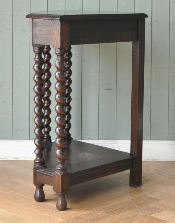 ロイドテーブル アンティーク家具 アンティークの英国家具、ツイスト脚が美しいオーク材のコーナーホールテーブル。サイドはこんなにスッキリ!場所を取らないので使いやすいです。(q-687-f)