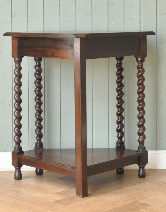 ロイドテーブル アンティーク家具 アンティークの英国家具、ツイスト脚が美しいオーク材のコーナーホールテーブル。きちんとメンテナンスしているので、裏側もキレイな状態です。(q-687-f)