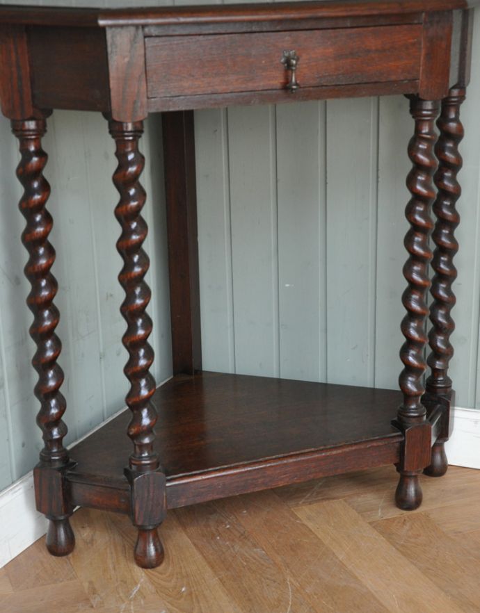 ロイドテーブル アンティーク家具 アンティークの英国家具、ツイスト脚が美しいオーク材のコーナーホールテーブル。脚元にも物が置いておけるのでとっても便利ですよ。(q-687-f)