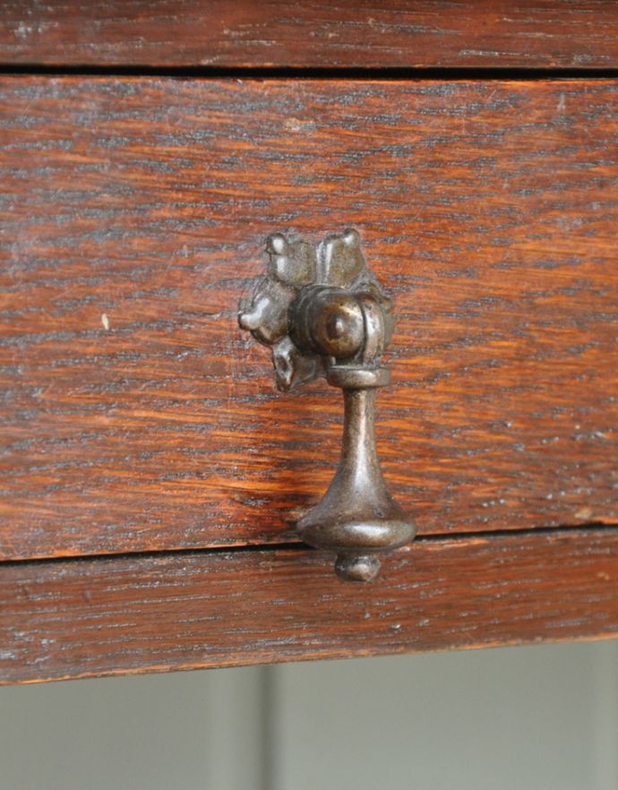 ロイドテーブル アンティーク家具 アンティークの英国家具、ツイスト脚が美しいオーク材のコーナーホールテーブル。アンティークらしい取っ手をそっと開くたびにときめきます。(q-687-f)