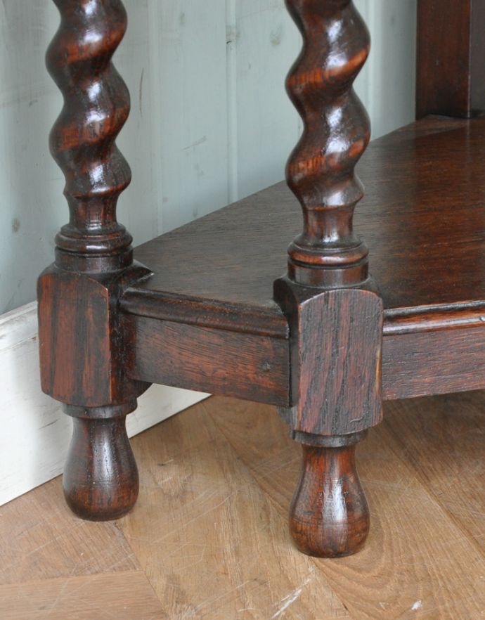 ロイドテーブル アンティーク家具 アンティークの英国家具、ツイスト脚が美しいオーク材のコーナーホールテーブル。キチンとお直ししました。(q-687-f)