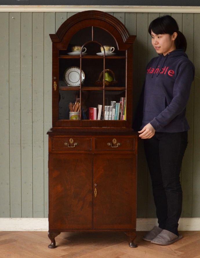 アンティークのキャビネット　アンティーク家具　美しいマホガニー材のアンティーク家具、英国のガラスキャビネット（カップボード） 。ショーケースのように、お気に入りの雑貨や食器を並べてみましょう。(q-688-f)