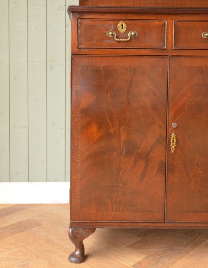 アンティークのキャビネット　アンティーク家具　美しいマホガニー材のアンティーク家具、英国のガラスキャビネット（カップボード） 。とっても美しい木目です。(q-688-f)