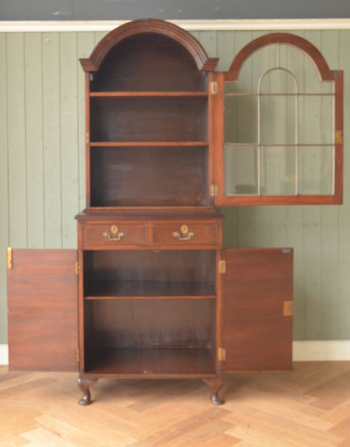 アンティークのキャビネット　アンティーク家具　美しいマホガニー材のアンティーク家具、英国のガラスキャビネット（カップボード） 。ＤＶＤや本、漫画などをまとめて片付けられます。(q-688-f)