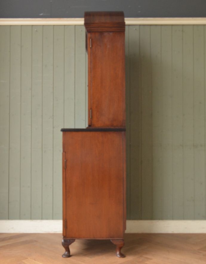 アンティークのキャビネット　アンティーク家具　美しいマホガニー材のアンティーク家具、英国のガラスキャビネット（カップボード） 。どこから見ても美しいです！しっかり作られているので、安心してお使いいただけます。(q-688-f)