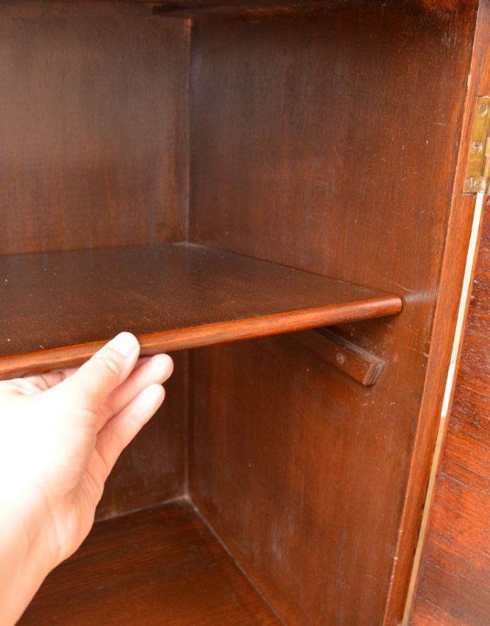 アンティークのキャビネット　アンティーク家具　美しいマホガニー材のアンティーク家具、英国のガラスキャビネット（カップボード） 。棚板は可動です。(q-688-f)