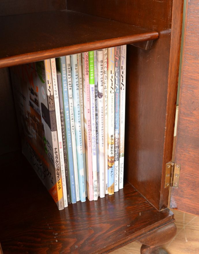 アンティークのキャビネット　アンティーク家具　美しいマホガニー材のアンティーク家具、英国のガラスキャビネット（カップボード） 。雑誌やA4ファイルなどの収納もできます。(q-688-f)