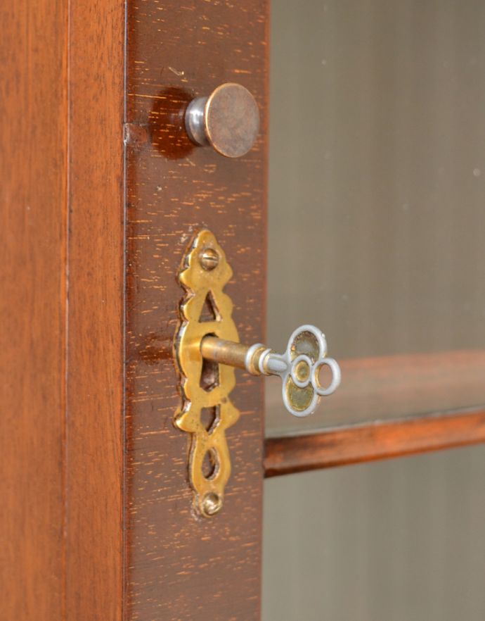 アンティークのキャビネット　アンティーク家具　美しいマホガニー材のアンティーク家具、英国のガラスキャビネット（カップボード） 。鍵は使用できます。(q-688-f)