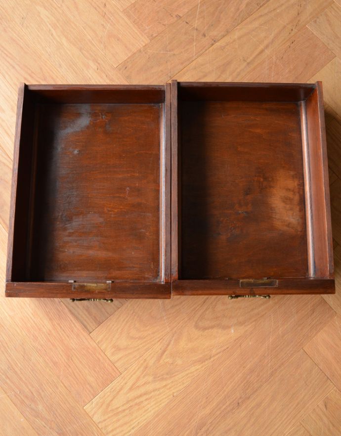 アンティークのキャビネット　アンティーク家具　美しいマホガニー材のアンティーク家具、英国のガラスキャビネット（カップボード） 。引き出しは２杯。(q-688-f)