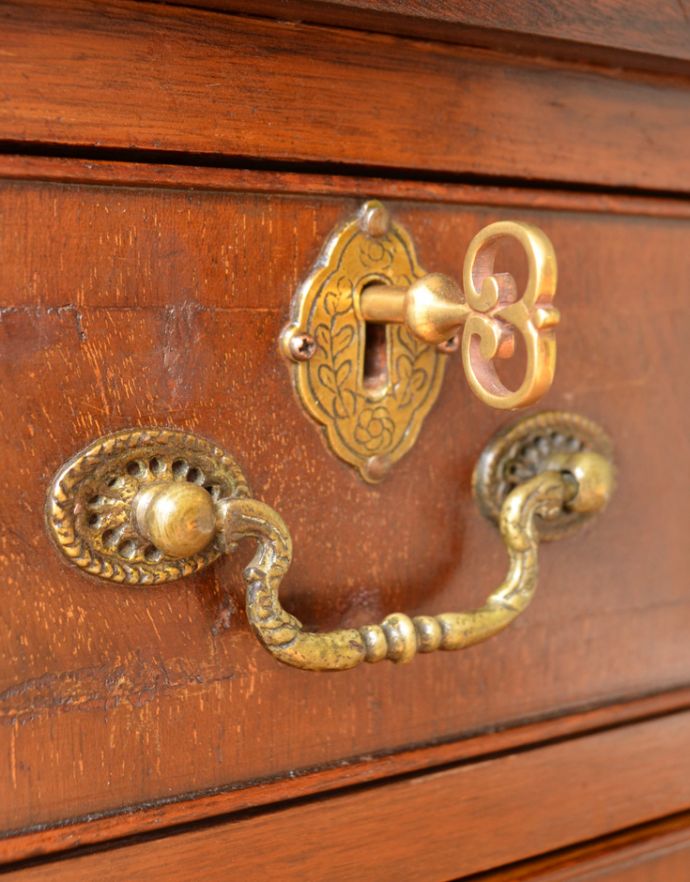 アンティークのキャビネット　アンティーク家具　美しいマホガニー材のアンティーク家具、英国のガラスキャビネット（カップボード） 。引き出しにも鍵が付いています。(q-688-f)