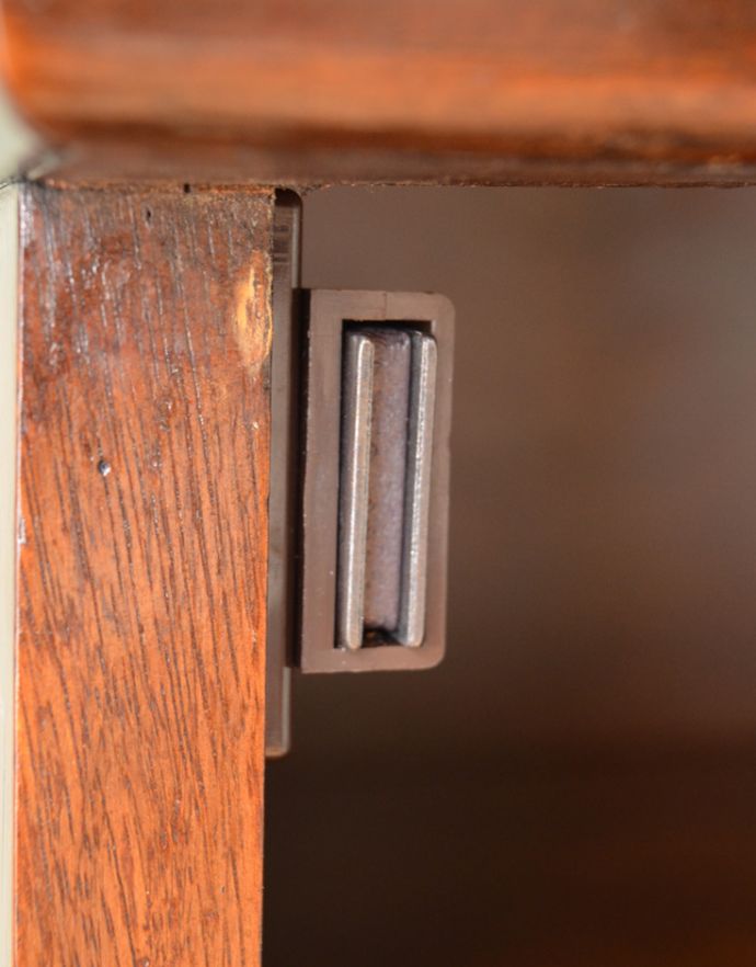 アンティークのキャビネット　アンティーク家具　美しいマホガニー材のアンティーク家具、英国のガラスキャビネット（カップボード） 。扉にはマグネットが付いているので、開け閉めがスムーズです。(q-688-f)