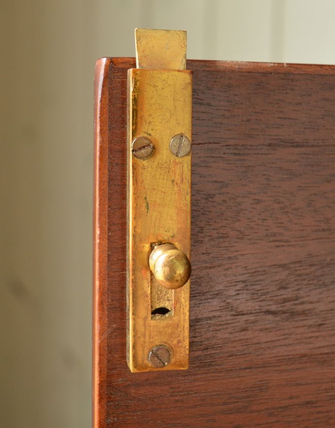 アンティークのキャビネット　アンティーク家具　美しいマホガニー材のアンティーク家具、英国のガラスキャビネット（カップボード） 。扉を留めるためのストッパーも当時のものです。(q-688-f)