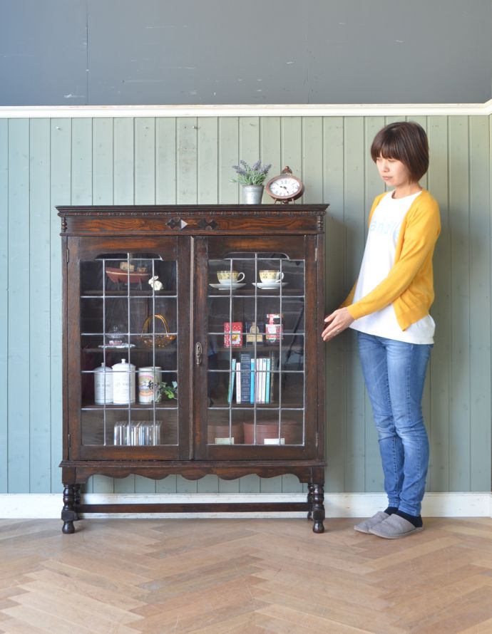 アンティークのキャビネット　アンティーク家具　和室にも似合うアンティークの英国家具、英国紳士たちが愛したガラス扉のブックケース（本棚）。本棚としてはもちろん、グラスや食器を並べて飾り棚としても素敵ですよ。(q-689-f)