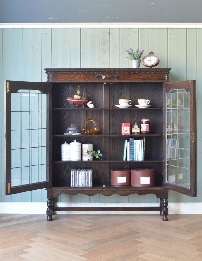 アンティークのキャビネット　アンティーク家具　和室にも似合うアンティークの英国家具、英国紳士たちが愛したガラス扉のブックケース（本棚）。ショーケースのように、お気に入りの雑貨や食器を並べてみましょう。(q-689-f)