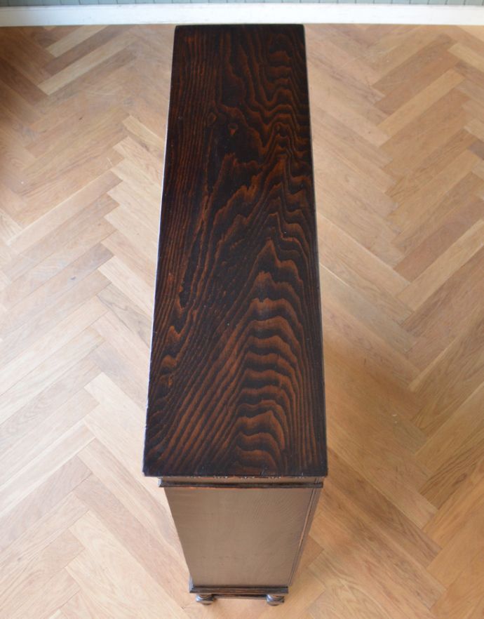 アンティークのキャビネット　アンティーク家具　和室にも似合うアンティークの英国家具、英国紳士たちが愛したガラス扉のブックケース（本棚）。天板もキレイにお直ししました。(q-689-f)