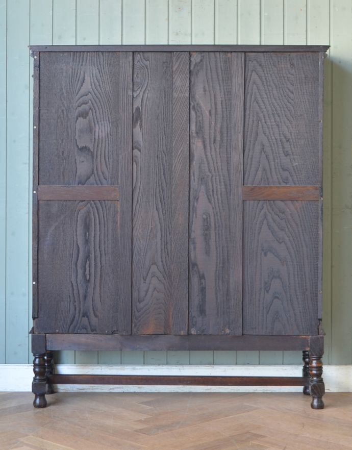 アンティークのキャビネット　アンティーク家具　和室にも似合うアンティークの英国家具、英国紳士たちが愛したガラス扉のブックケース（本棚）。キチンとメンテナンスしてあるので、裏側もキレイです。(q-689-f)