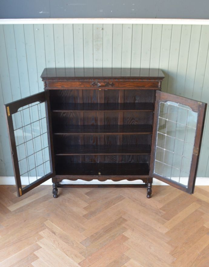 アンティークのキャビネット　アンティーク家具　和室にも似合うアンティークの英国家具、英国紳士たちが愛したガラス扉のブックケース（本棚）。内側も茶色なので落ち着きがあってかっこいいです。(q-689-f)