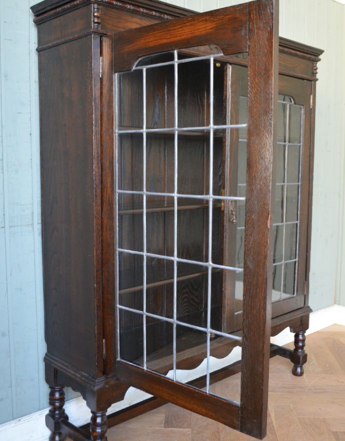 アンティークのキャビネット　アンティーク家具　和室にも似合うアンティークの英国家具、英国紳士たちが愛したガラス扉のブックケース（本棚）。ガラスも当時のもの。(q-689-f)