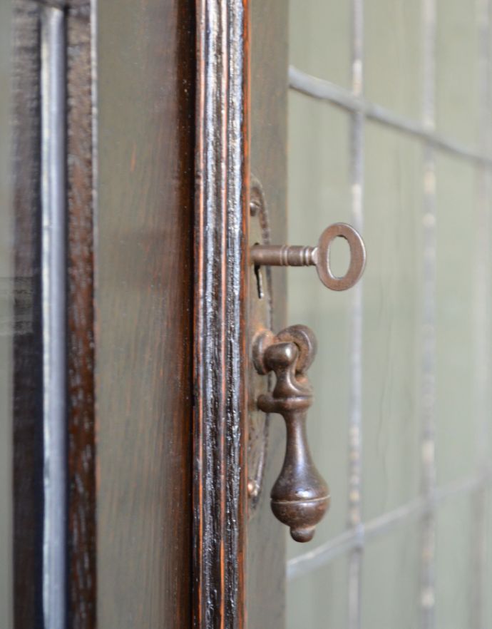 アンティークのキャビネット　アンティーク家具　和室にも似合うアンティークの英国家具、英国紳士たちが愛したガラス扉のブックケース（本棚）。鍵は使えるようにお直ししました。(q-689-f)