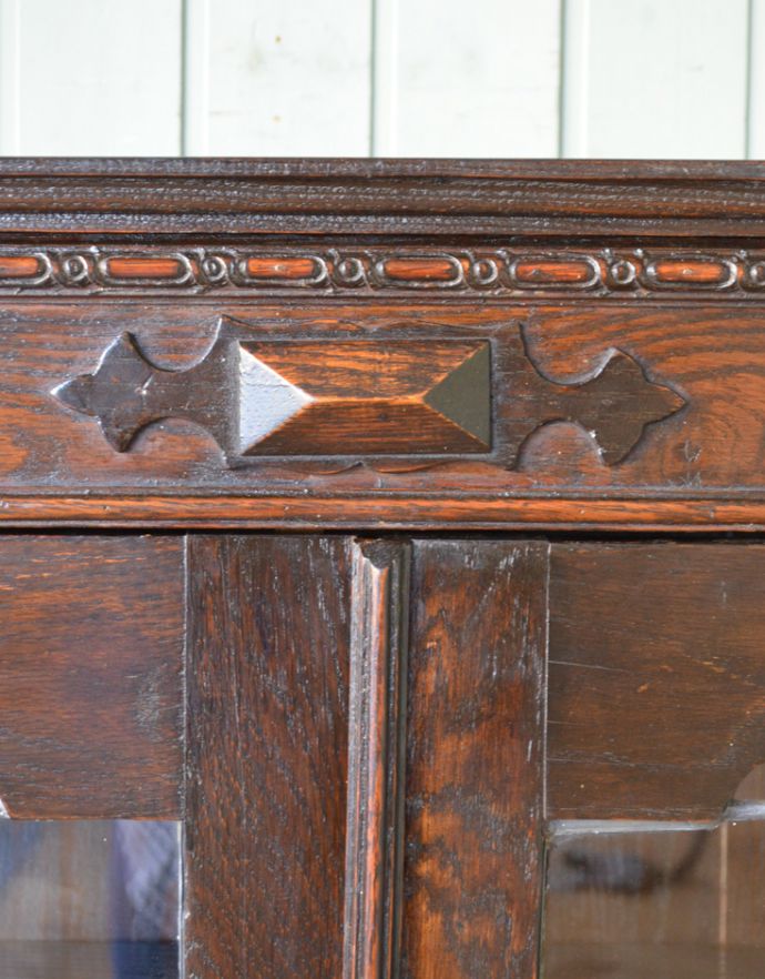 アンティークのキャビネット　アンティーク家具　和室にも似合うアンティークの英国家具、英国紳士たちが愛したガラス扉のブックケース（本棚）。繊細な彫が入った木製の装飾です。(q-689-f)