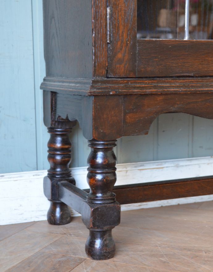 アンティークのキャビネット　アンティーク家具　和室にも似合うアンティークの英国家具、英国紳士たちが愛したガラス扉のブックケース（本棚）。美しい彫りの入った脚がしっかり支えます。(q-689-f)