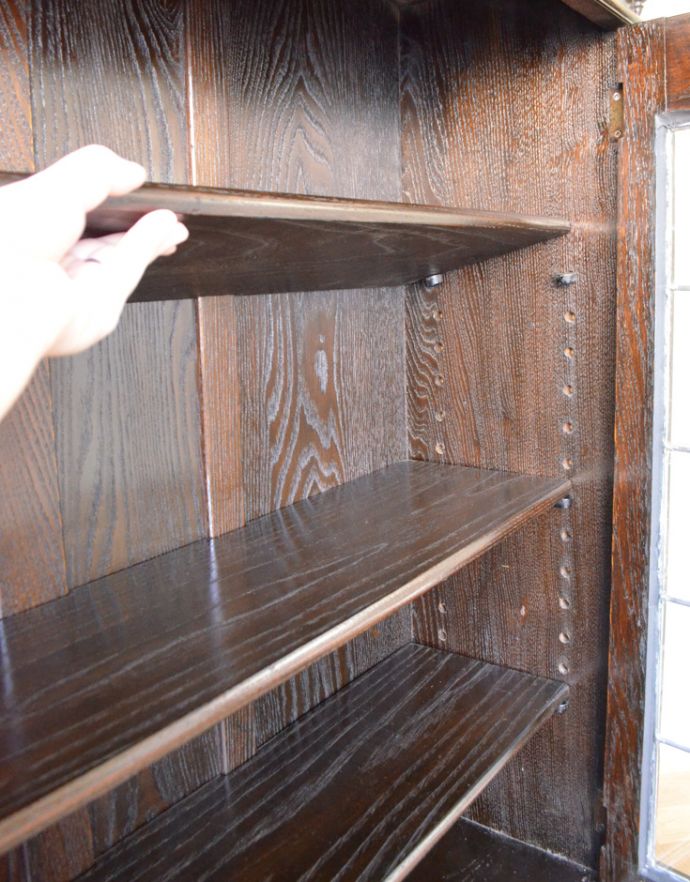 アンティークのキャビネット　アンティーク家具　和室にも似合うアンティークの英国家具、英国紳士たちが愛したガラス扉のブックケース（本棚）。ガラス戸内の棚板は、取り外すことも可能です。(q-689-f)