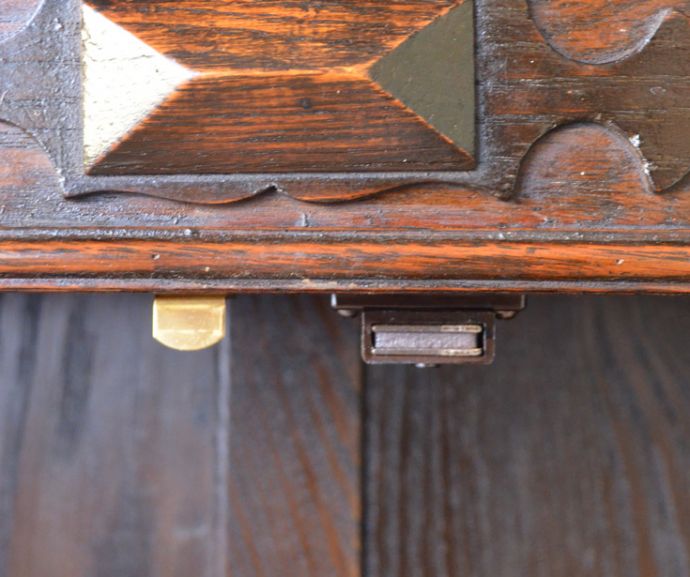 アンティークのキャビネット　アンティーク家具　和室にも似合うアンティークの英国家具、英国紳士たちが愛したガラス扉のブックケース（本棚）。マグネットが付いているので開け閉めはスムーズです。(q-689-f)