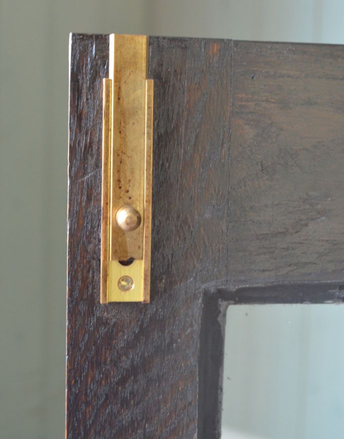 アンティークのキャビネット　アンティーク家具　和室にも似合うアンティークの英国家具、英国紳士たちが愛したガラス扉のブックケース（本棚）。扉内には、ドアストッパーが上下２ヶ所に付いています。(q-689-f)