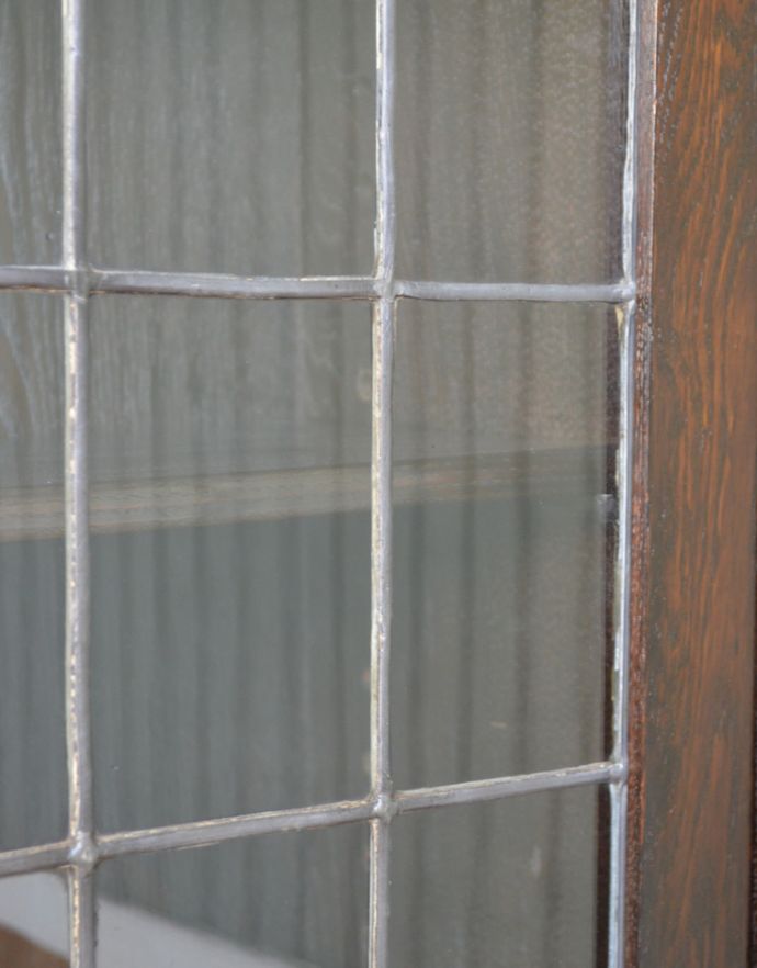 アンティークのキャビネット　アンティーク家具　和室にも似合うアンティークの英国家具、英国紳士たちが愛したガラス扉のブックケース（本棚）。（歪み写真ご確認ください）。(q-689-f)