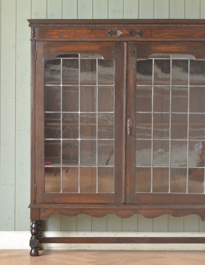 アンティークのキャビネット　アンティーク家具　和室にも似合うアンティークの英国家具、英国紳士たちが愛したガラス扉のブックケース（本棚）。アンティークのガラスがキレイにはめ込んであります。(q-689-f)