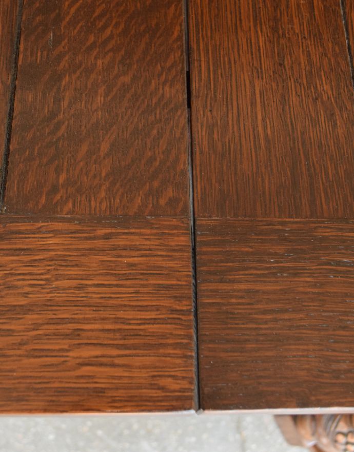 ロイドテーブル　アンティーク家具　アンティーク英国家具、重厚な脚の装飾が美しいドローリーフテーブル（伸張式テーブル）。大人っぽいカラーで落ち着きがあります。(q-695-f)