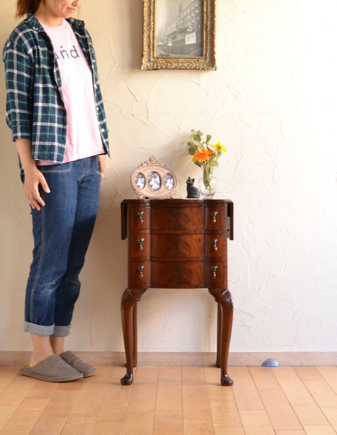 アンティークのチェスト　アンティーク家具　アンティークの英国家具、引き出しの曲線がエレガント、伸張式のベットサイドチェスト。とっても可愛いチェスト。(q-700-f)