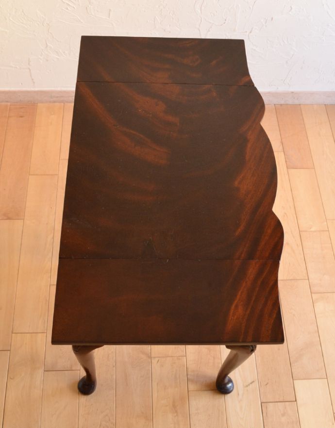 アンティークのチェスト　アンティーク家具　アンティークの英国家具、引き出しの曲線がエレガント、伸張式のベットサイドチェスト。広げた状態。(q-700-f)