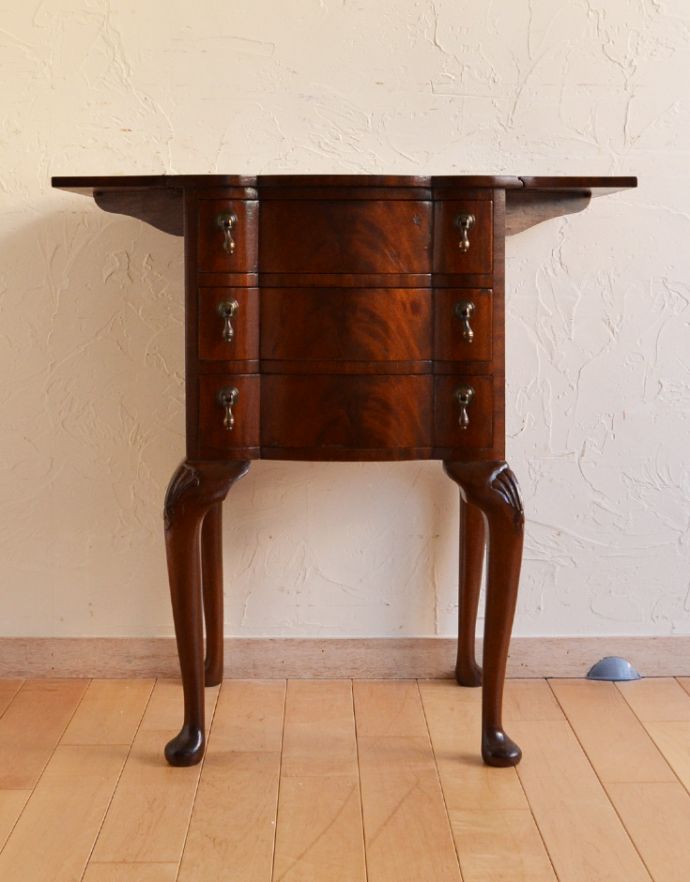 アンティークのチェスト　アンティーク家具　アンティークの英国家具、引き出しの曲線がエレガント、伸張式のベットサイドチェスト。もちろん常に広げた状態でもお使いいただけます。(q-700-f)