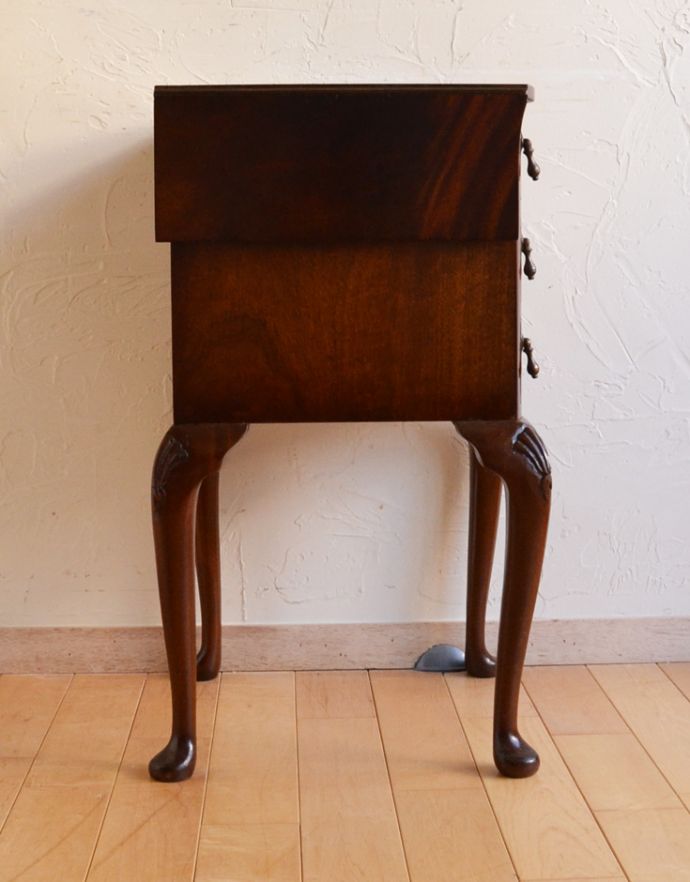 アンティークのチェスト　アンティーク家具　アンティークの英国家具、引き出しの曲線がエレガント、伸張式のベットサイドチェスト。サイドから見ても絵になります。(q-700-f)