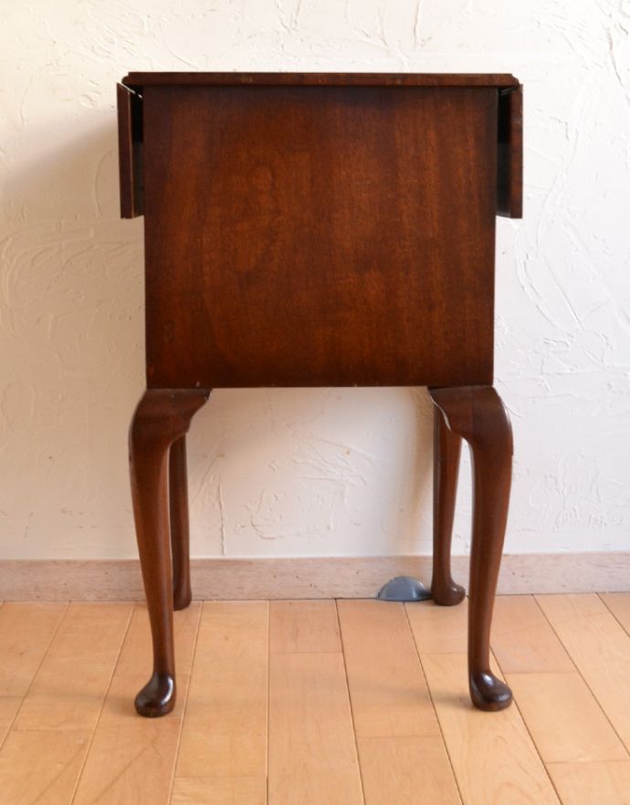 アンティークのチェスト　アンティーク家具　アンティークの英国家具、引き出しの曲線がエレガント、伸張式のベットサイドチェスト。裏側もキチンと仕上げているので、キレイな状態です。(q-700-f)