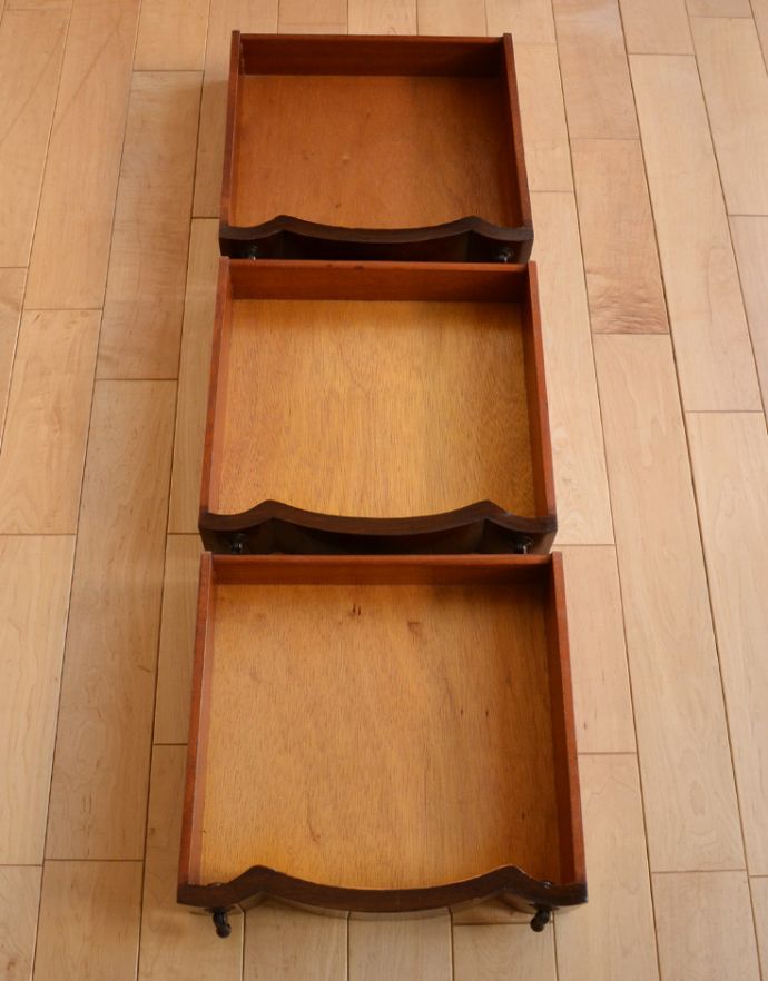 アンティークのチェスト　アンティーク家具　アンティークの英国家具、引き出しの曲線がエレガント、伸張式のベットサイドチェスト。引き出しは３杯。(q-700-f)